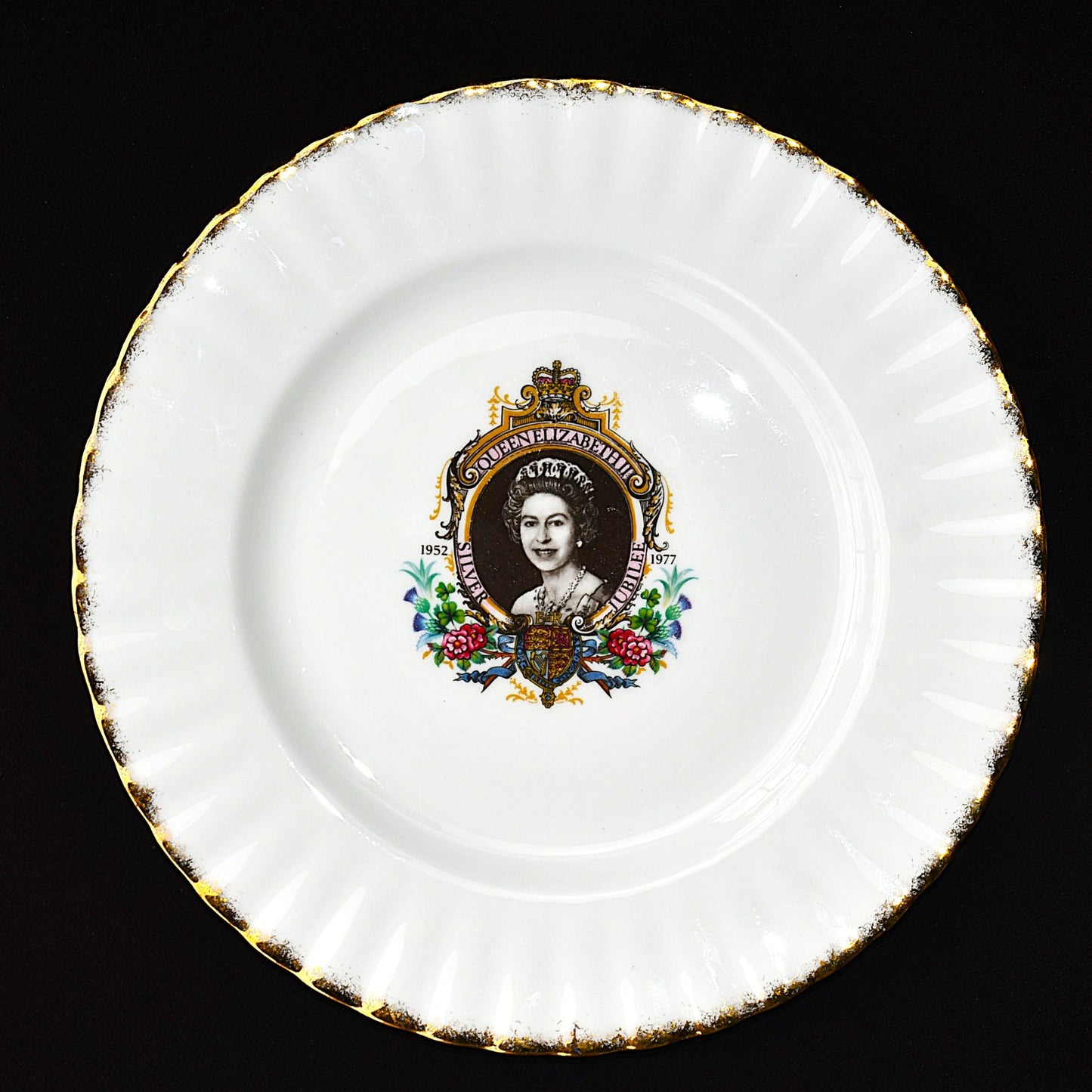 Royal Kent - чиния Queen Elizabeth II Silver Jubilee - изглед отпред