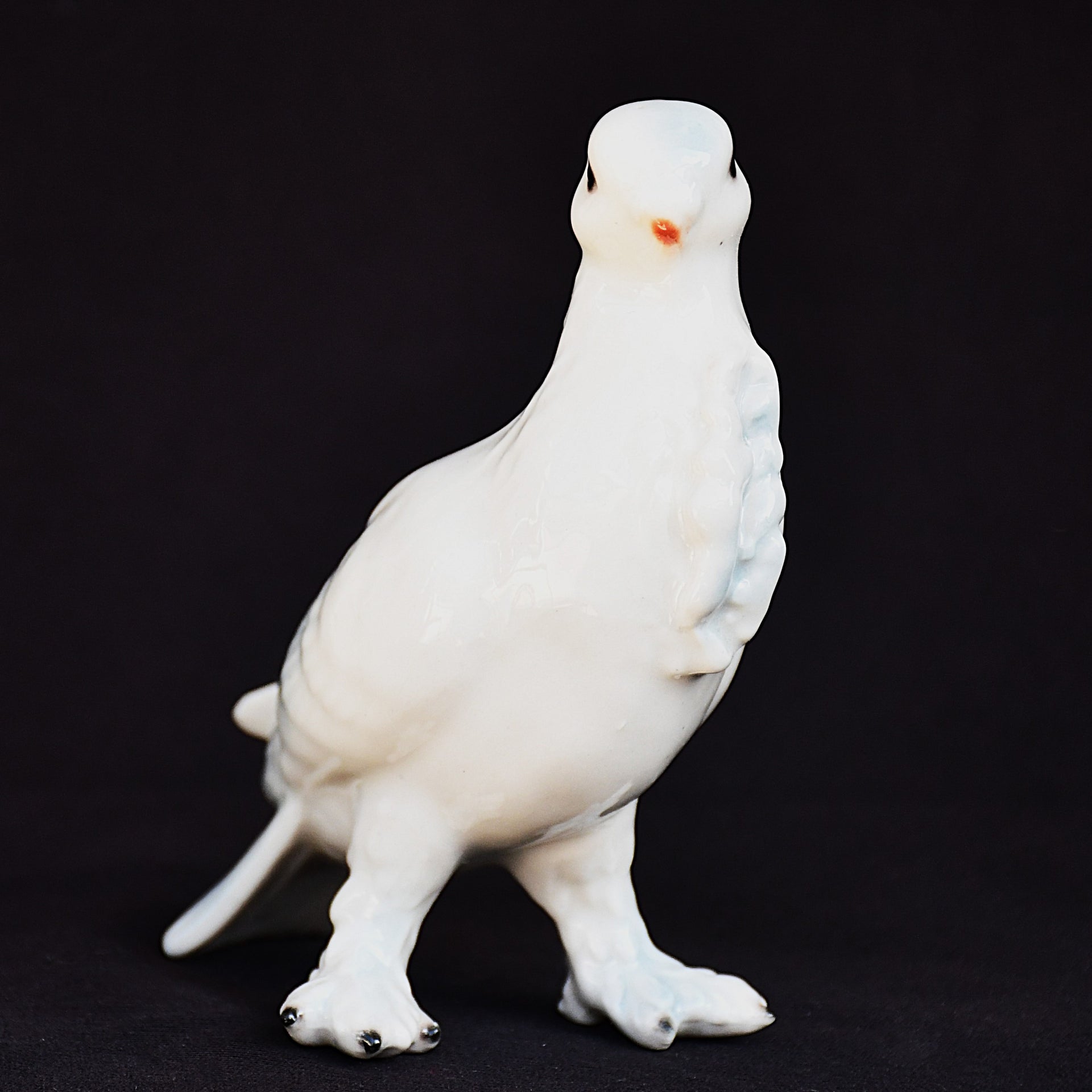 Порцеланова скулптура Royal Dove - изглед отзад