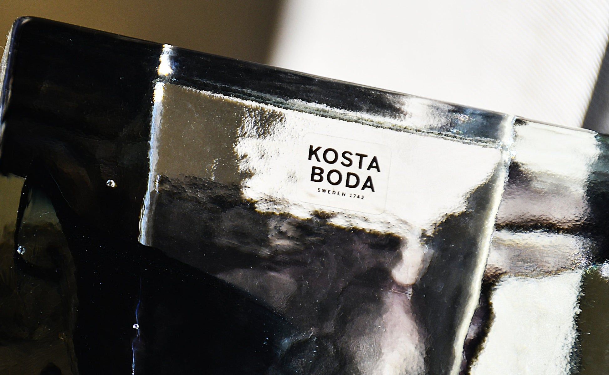Свещник Kosta Boda Brick сив - изглед отстрани 1
