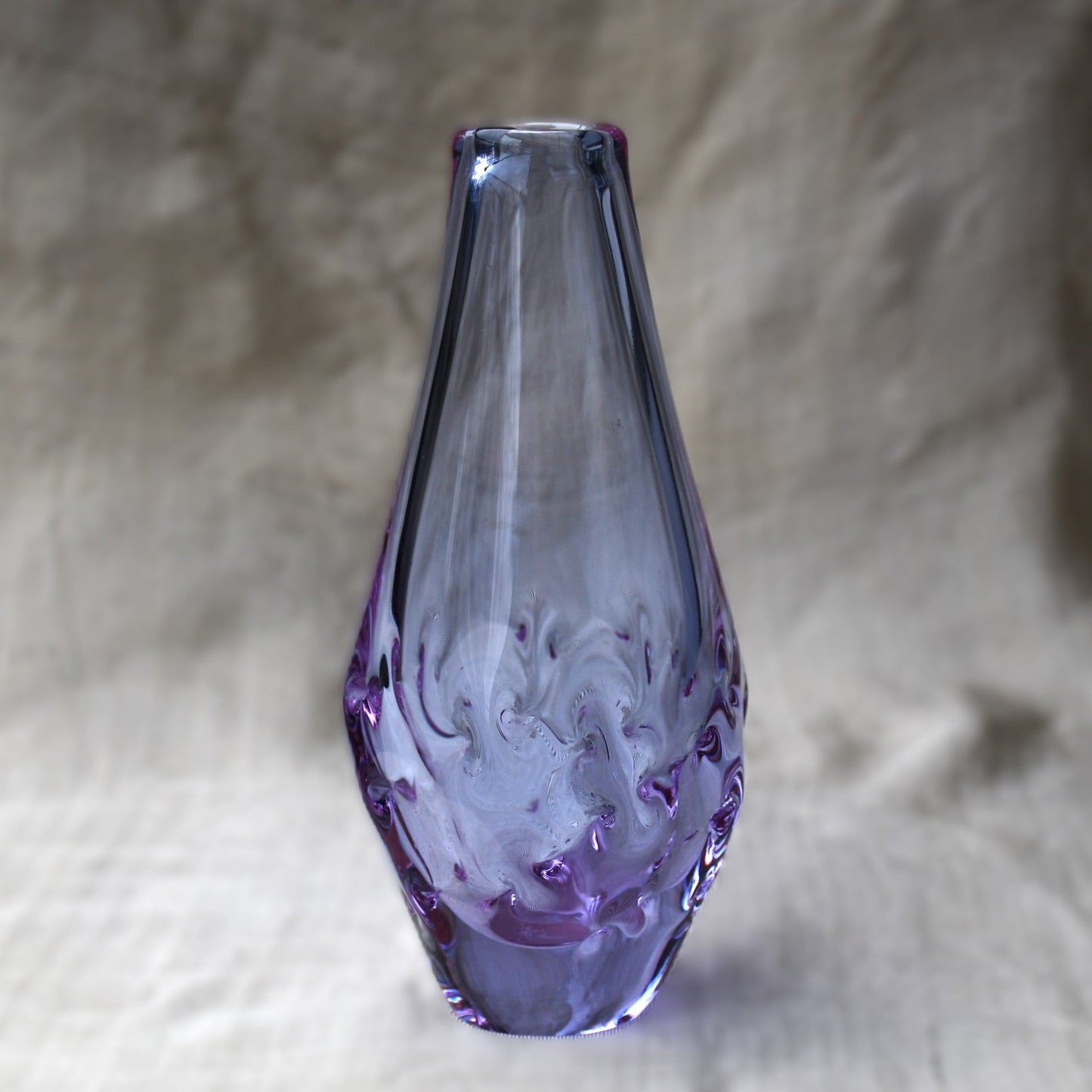 Милослав Клингер - авторска ваза, неодимиево стъкло, Zelezny Brod Glassworks, Чехословакия, 1960-те