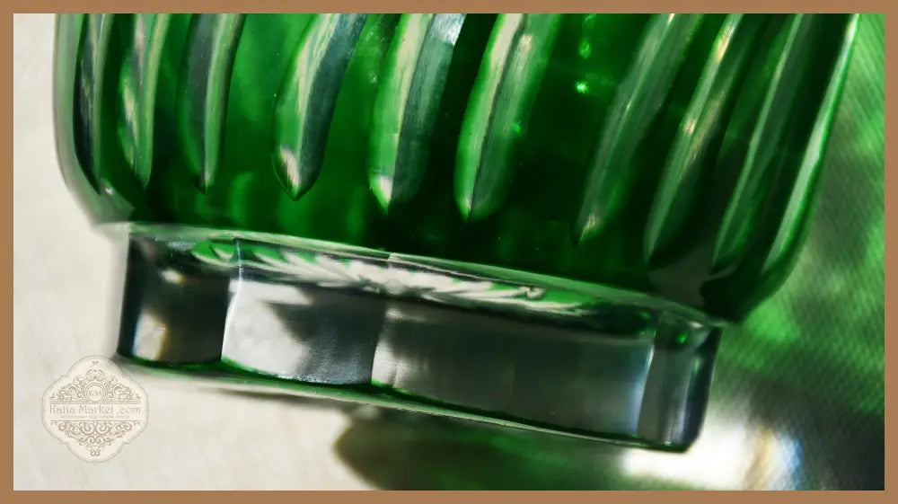 Ваза Бохемия двуслоен кристал green-to-clear 1950-те - Антикварен предмет