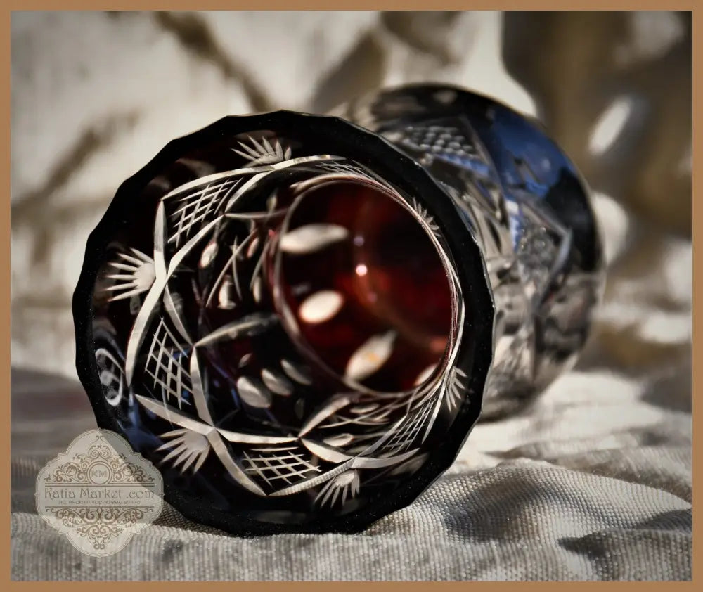 Винтидж ваза - двуслоен кристал. Ръчно гравирана. - antique