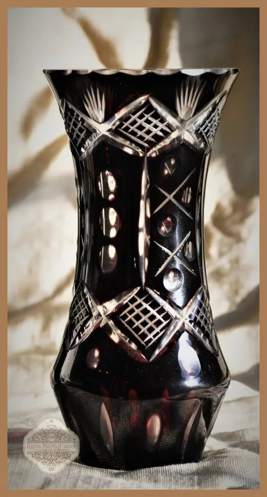 Винтидж ваза - двуслоен кристал. Ръчно гравирана. - antique