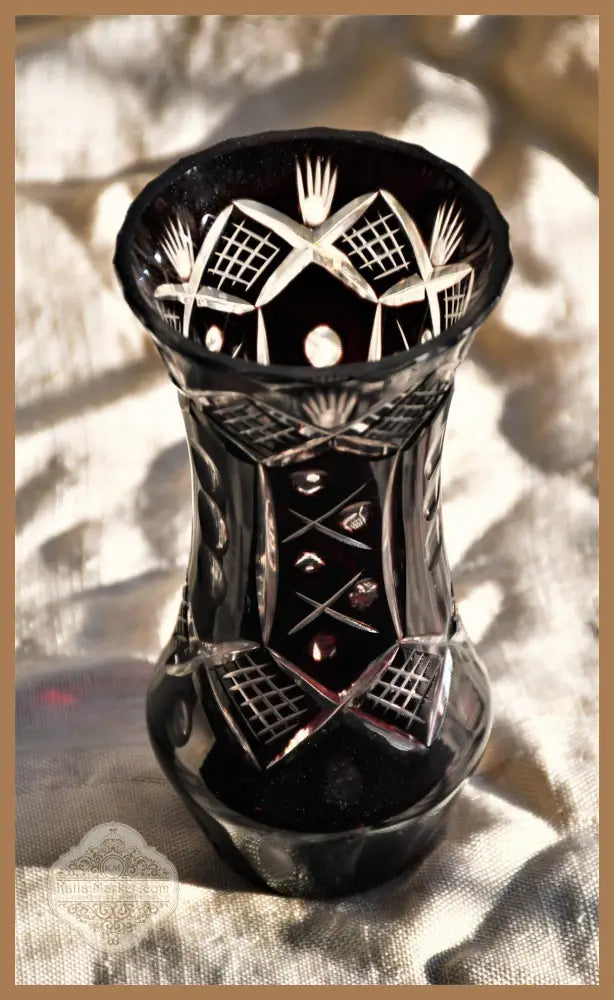 Винтидж ваза - двуслоен кристал. Ръчно гравирана. - antique