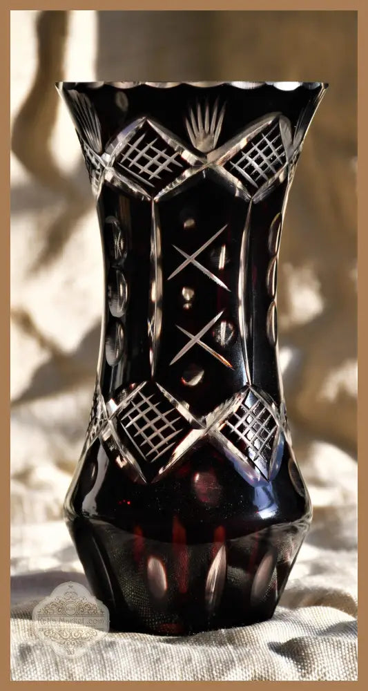 Винтидж ваза - двуслоен кристал. Ръчно гравирана. - antique