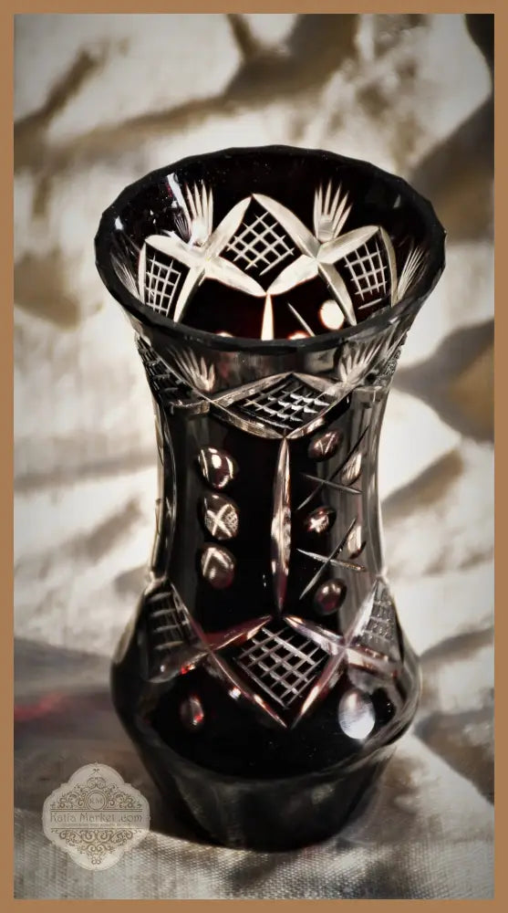 Винтидж ваза - двуслоен кристал. Ръчно гравирана. - antique